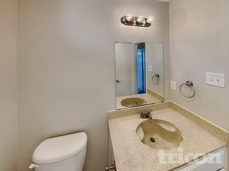 Building Photo - 1245 W Cottonwood Dr