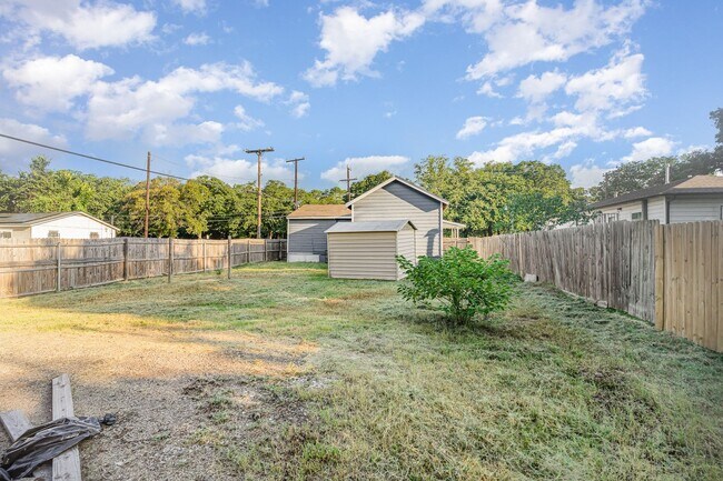 Building Photo - 4-Bedroom, 2-Bath Home in South Dallas with Convenient Access to Major Highways and City Amenities