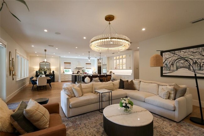 Building Photo - 2402 W Parkland Blvd