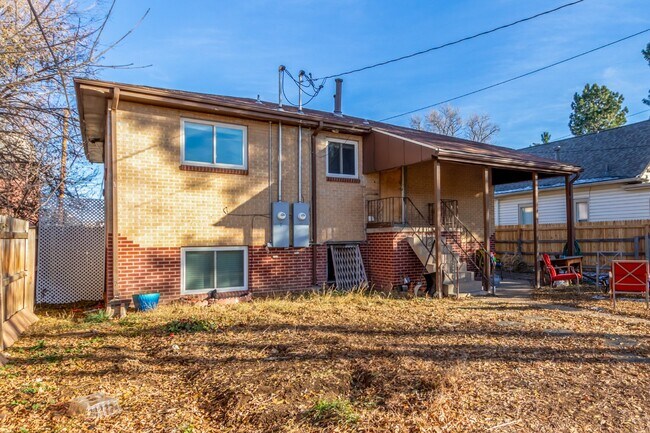 Building Photo - Charming Upper Unit Duplex in the Heart of Englewood!