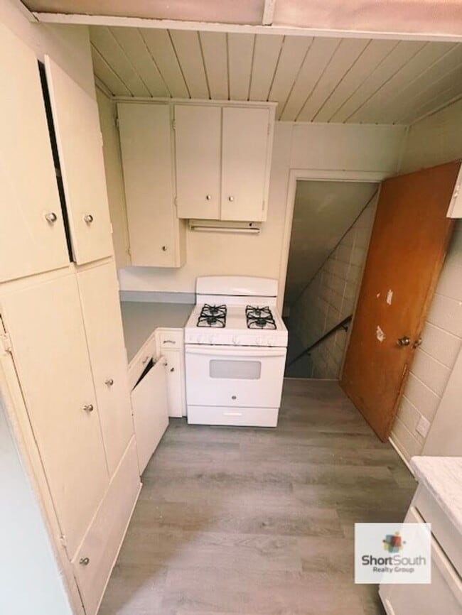 Building Photo - NE Side 2 bed 1 bath Townhouse