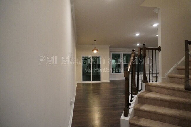 Building Photo - 210 Creekview Rd