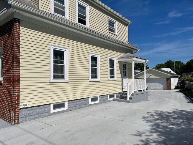 Building Photo - 11 Isabella Ave