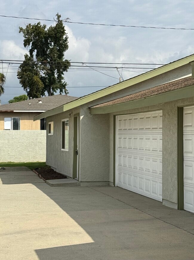 Building Photo - 1167 E Nocta St
