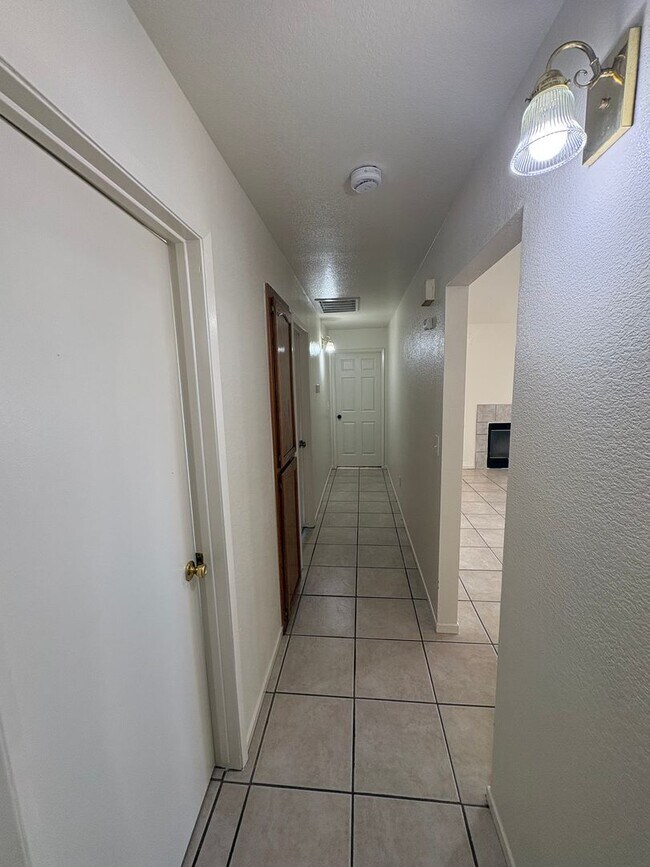 Building Photo - Cozy Home On Spacious Lot In Tulare Available Now!