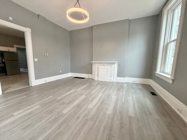 Building Photo - 447 Warner St