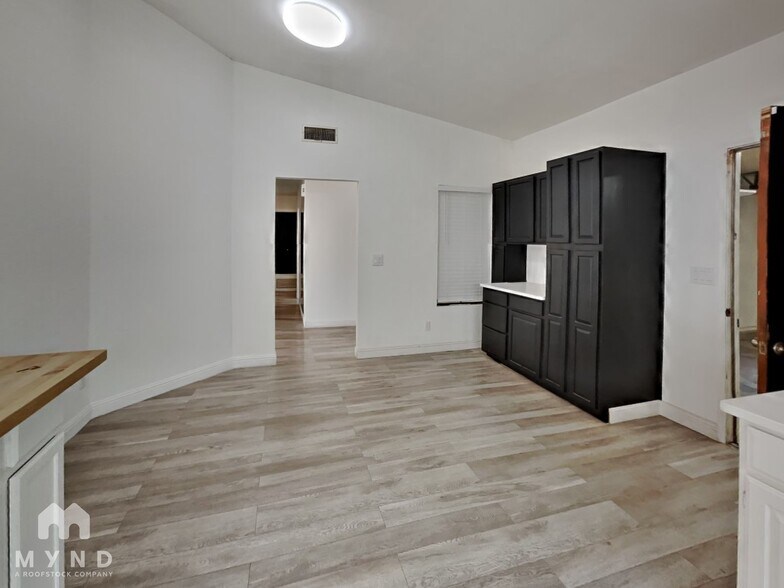 Building Photo - 370 S Pemberton Ave