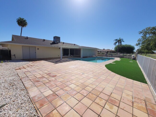 Primary Photo - 17230 N Country Club Dr