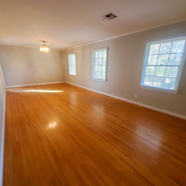 Building Photo - 3631 Royal Crest Dr