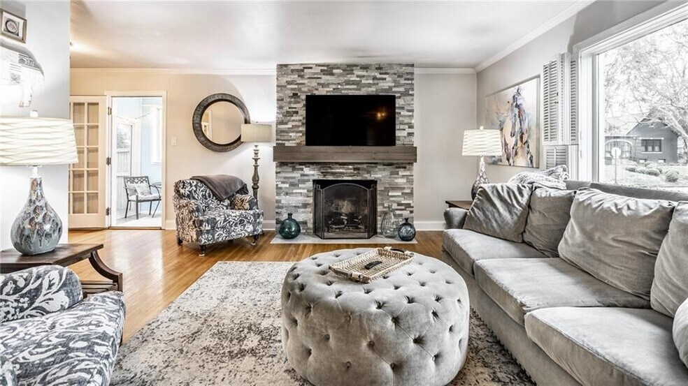 Building Photo - 5953 Rosslyn Ave