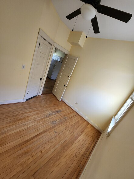 Building Photo - 5142 N Paulina St