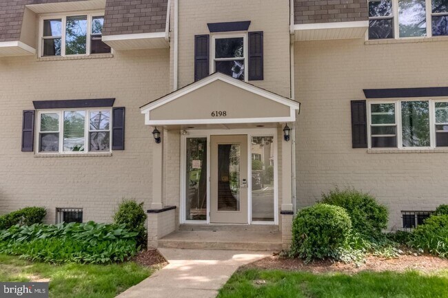 Building Photo - 6198 Greenwood Dr