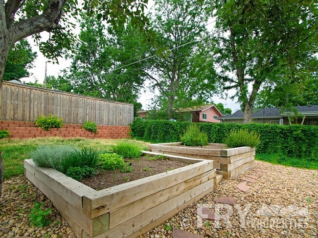 Building Photo - Classic bungalow with modern finishes in burgeoning Regis neighborhood.