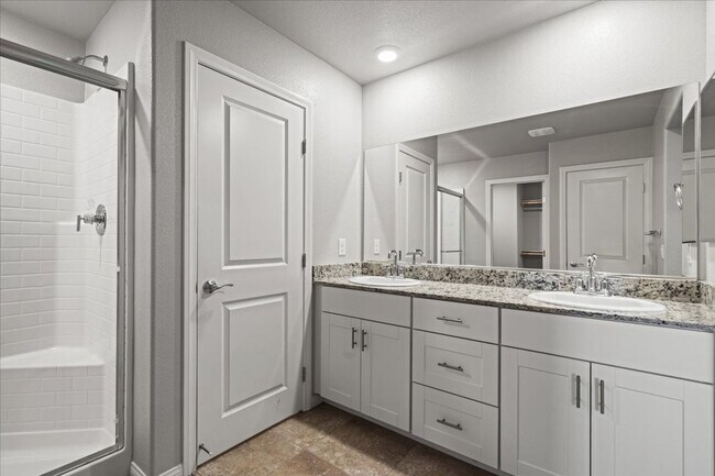 Building Photo - Newer 4 Bd, 3 Bth, Granite Countertops and Entertainer’s Dream!