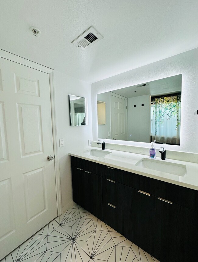 Building Photo - 2400 Feather Sound Dr