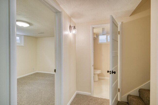 Building Photo - 225 E 25th St