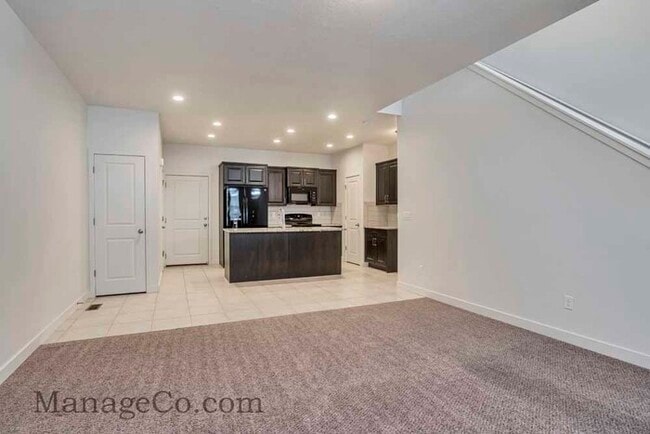 Building Photo - Comfortable New Townhouse