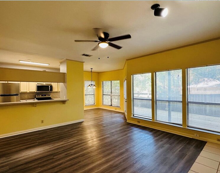 Building Photo - 6501 Columbia Oaks Ct