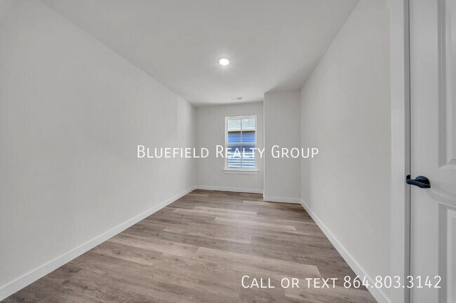 Building Photo - 267 Vanderbilt Rd
