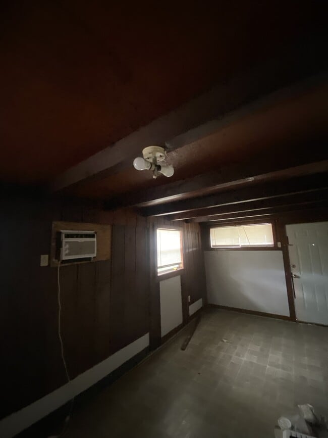 Building Photo - 619 W Poplar St