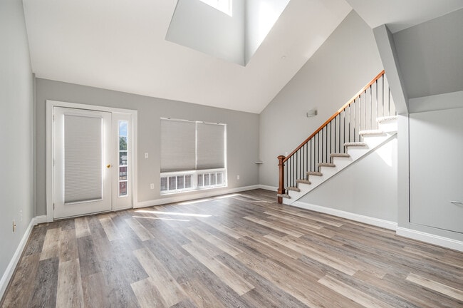 Building Photo - 360 S Elm St