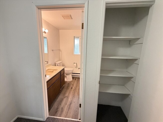 Building Photo - $2100 / 2br - 789 ft2 - Townhome/garage/fenced yard