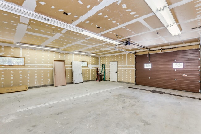 Building Photo - 2243 N Lynnwood Dr