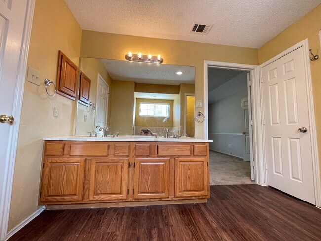 Building Photo - 4 Bed 2 Bath