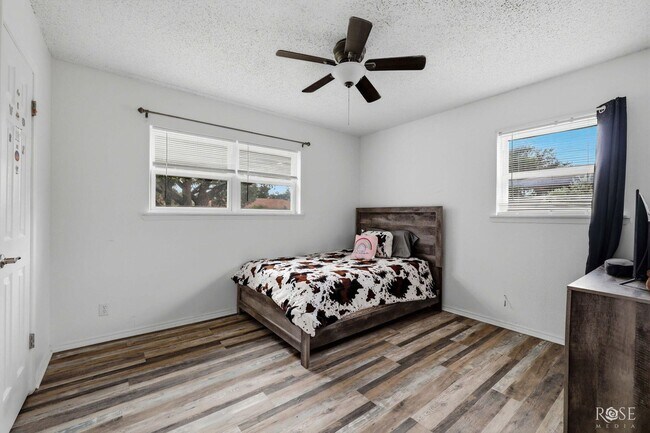 Building Photo - Charming 4 bedroom/2 Bath Home COMING SOON!