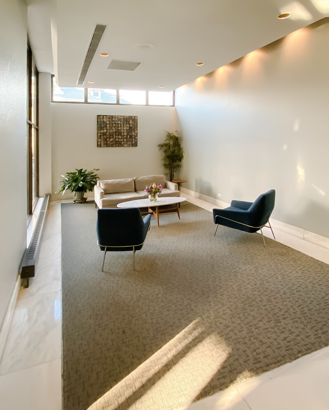 Lobby waiting area - 6171 N Sheridan Rd