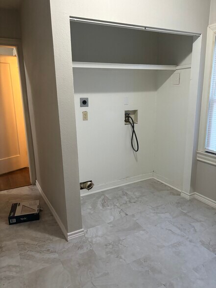 Laundry and small office space - 909 S Milam St