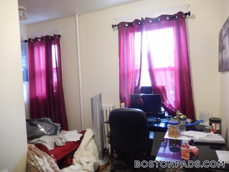 Building Photo - 447 Park Dr