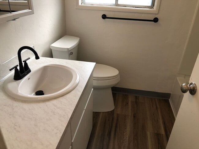 Building Photo - Updated 2 bedroom 1 1/2 bath duplex in Spr...