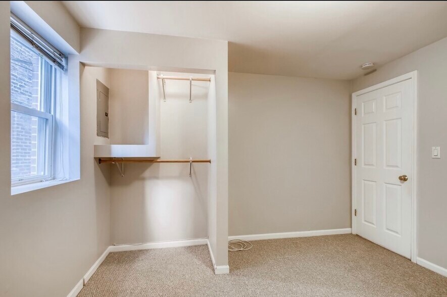 Building Photo - 722 S Oakley Blvd