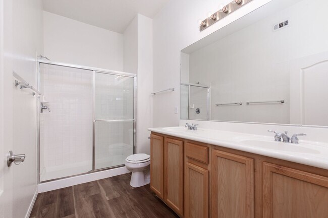 Building Photo - 1st floor two bedroom in upscale NW commun...