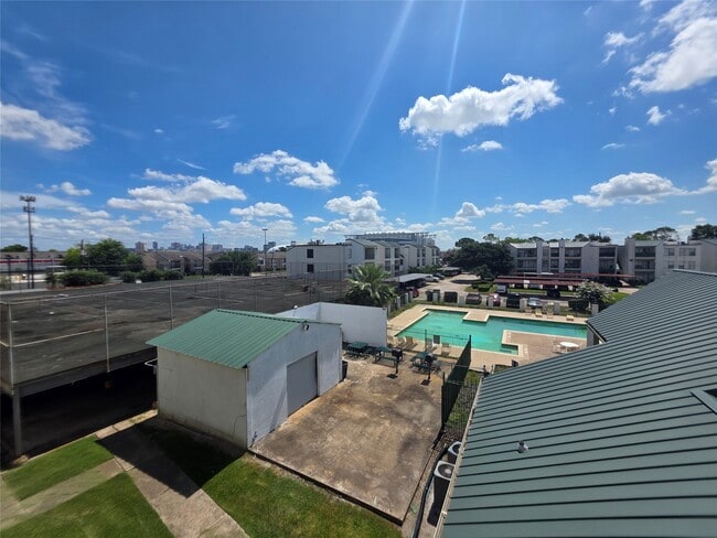 Building Photo - 2826 S Bartell Dr