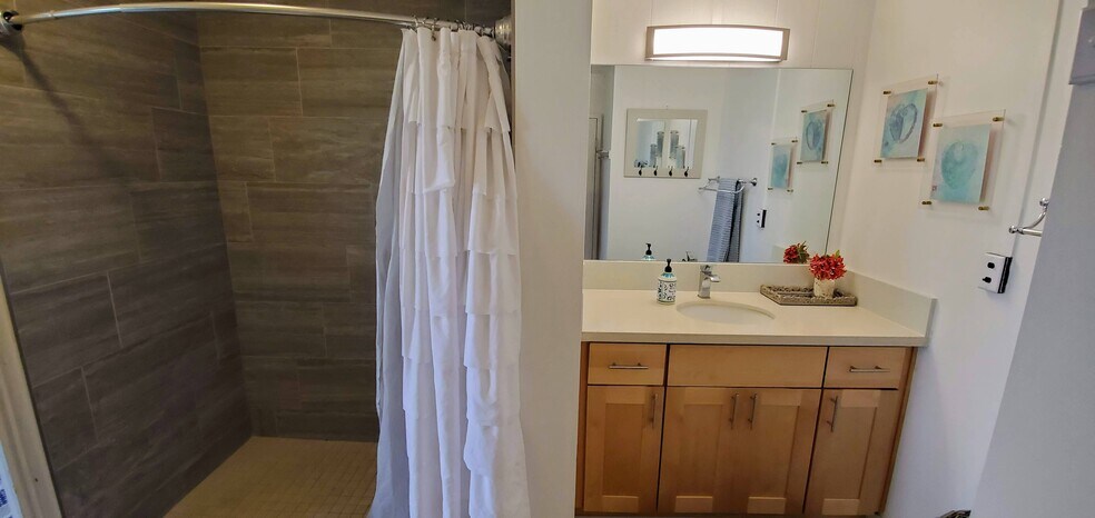 Master Bathroom - 68-243 Au St