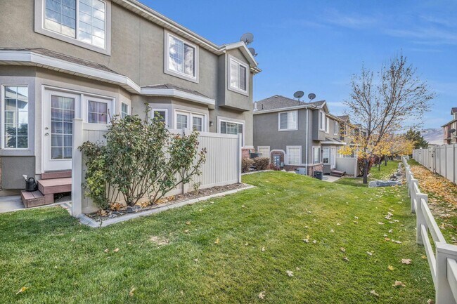 Building Photo - 1503 N August Dr