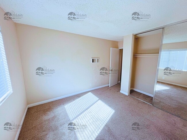 Building Photo - 3 Bed/2 Bath Two Story Townhome in Gated Community