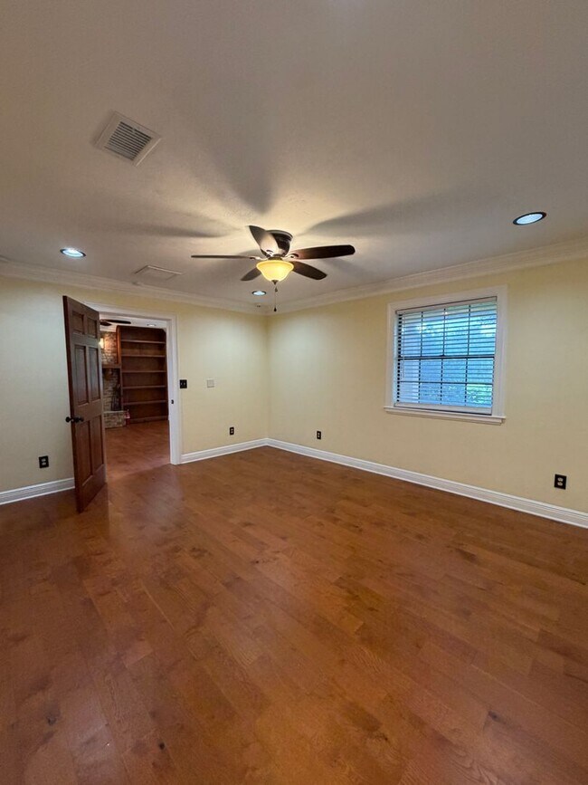 Building Photo - 8509 Little Scenic Ln