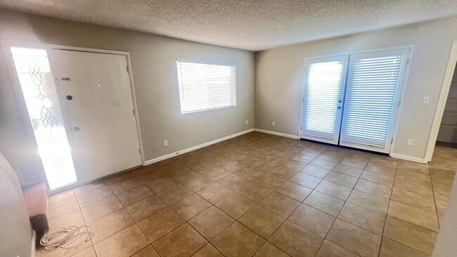 Building Photo - 6008 W Townley Ave