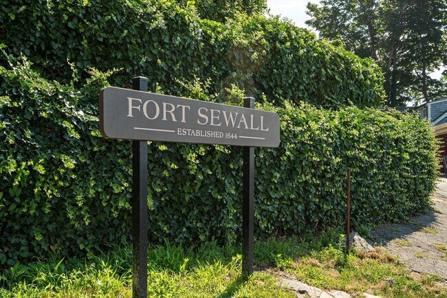 Building Photo - 5 Fort Sewall Ln