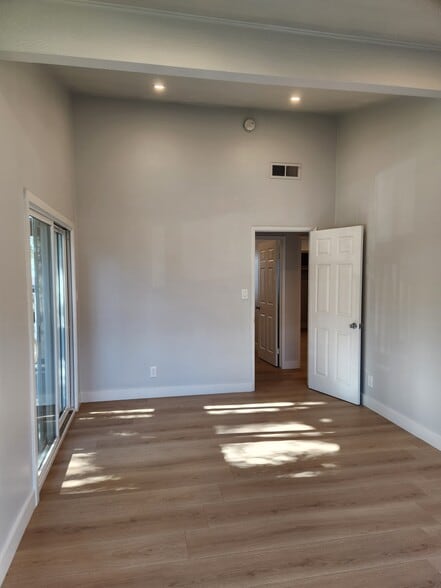 Building Photo - 14501 Tupper St