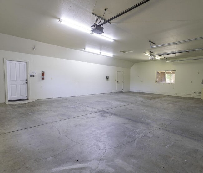 Building Photo - Beautiful 5 bedroom/3bath home with a pool