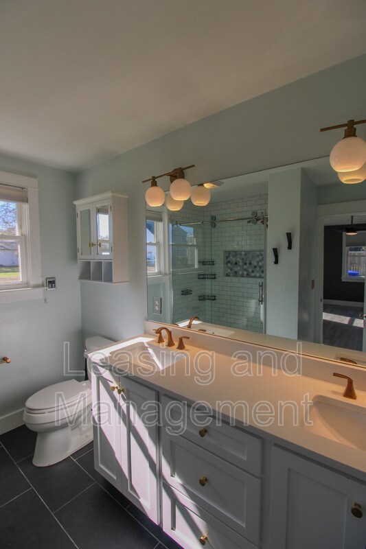 Building Photo - 823 Jordan St