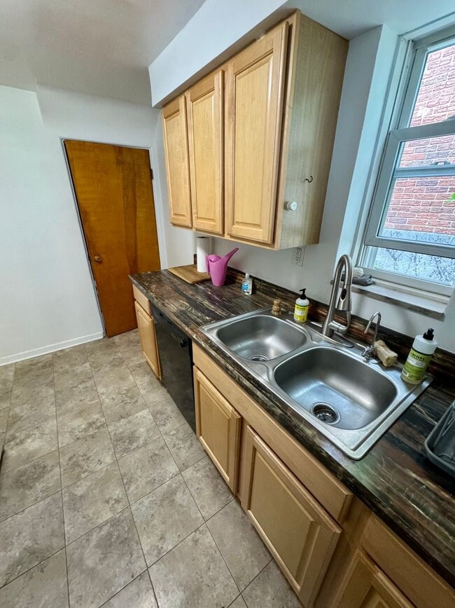 Building Photo - Charming 2 Bed 1 Bath in Beechview!