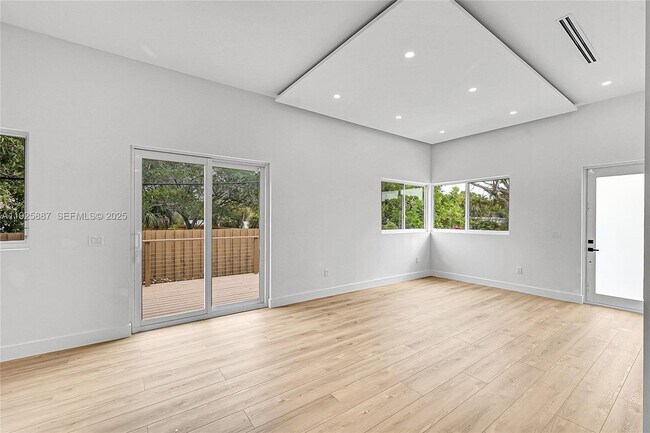 Building Photo - 2931 SW 12th Ave