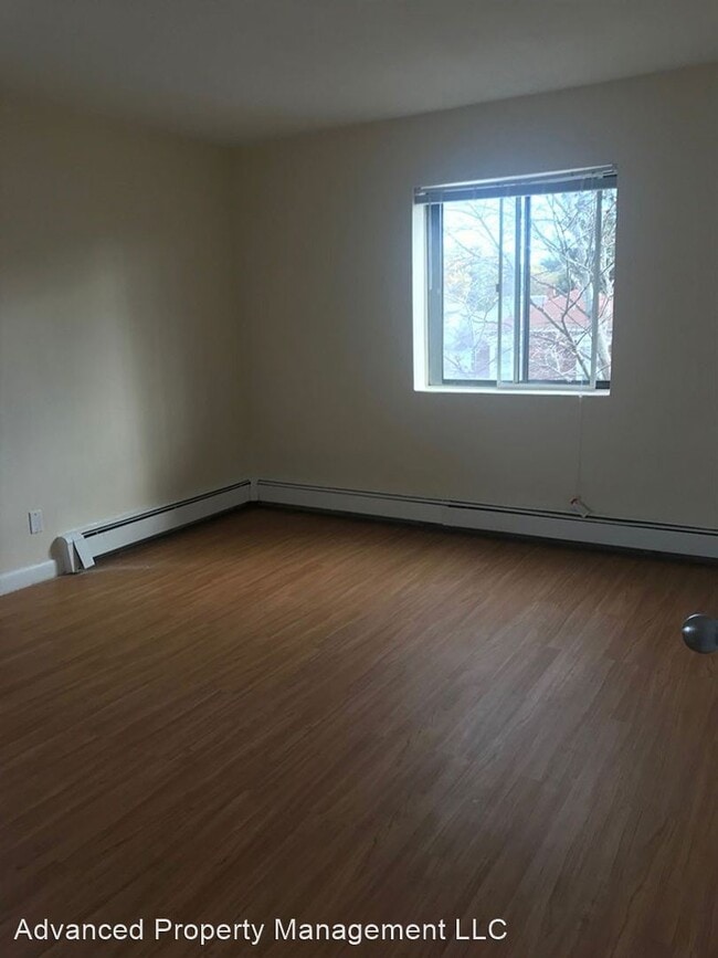 Building Photo - 1045 River St