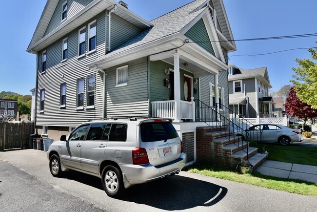 Building Photo - 106 Brook St