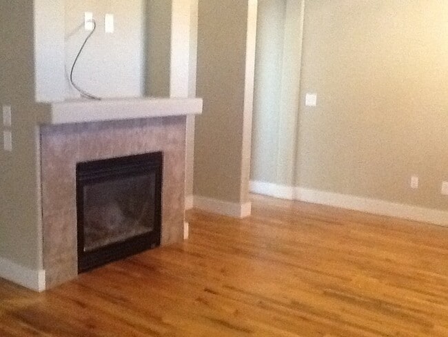 Building Photo - 3 BEDROOM, 2.5 BATHROOM SADDLE RIDGE TWINHOME